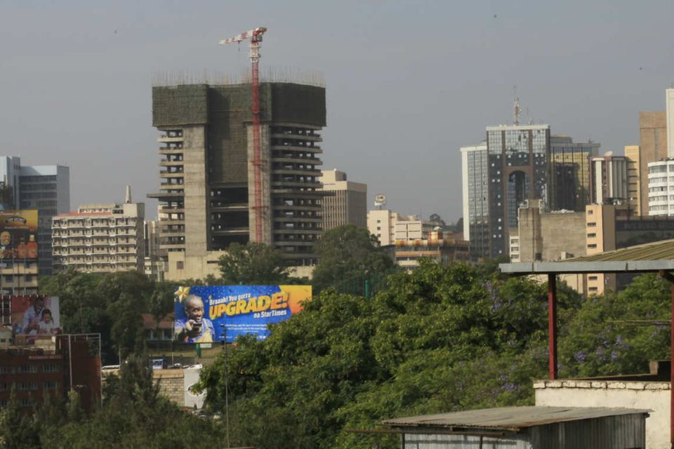 Der Slogan „Upgrade!“ auf dem Werbeplakat eines Satellitensenders in Nairobi (rechts) liest sich im boomenden Kenia wie ein inoffizielles Landesmotto