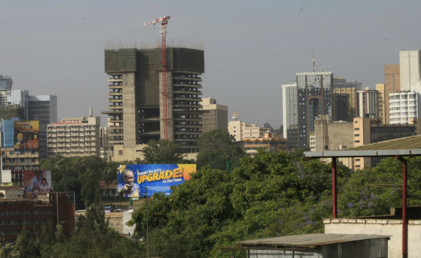 Der Slogan „Upgrade!“ auf dem Werbeplakat eines Satellitensenders in Nairobi (rechts) liest sich im boomenden Kenia wie ein inoffizielles Landesmotto