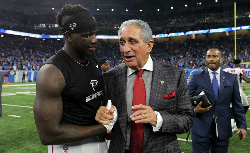 #5 Arthur Blank gründete 1978 mit Bernie Marcus die Firma Home Depot. Die entwickelte sich zur größten Baumarktkette der USA. Blank zog sich 2001 aus der Firmenleitung zurück. Im Jahr darauf kaufte er das Footballteam Atlanta Falcons für 545 Millionen Dollar. Eine kluge Investition. „Forbes“ schätzt den aktuellen Wert des NFL-Teams auf 2,1 Milliarden Dollar. Blanks Privatvermögen soll sich auf 4,1 Milliarden Dollar belaufen (Platz 527 der Milliardärsliste).
