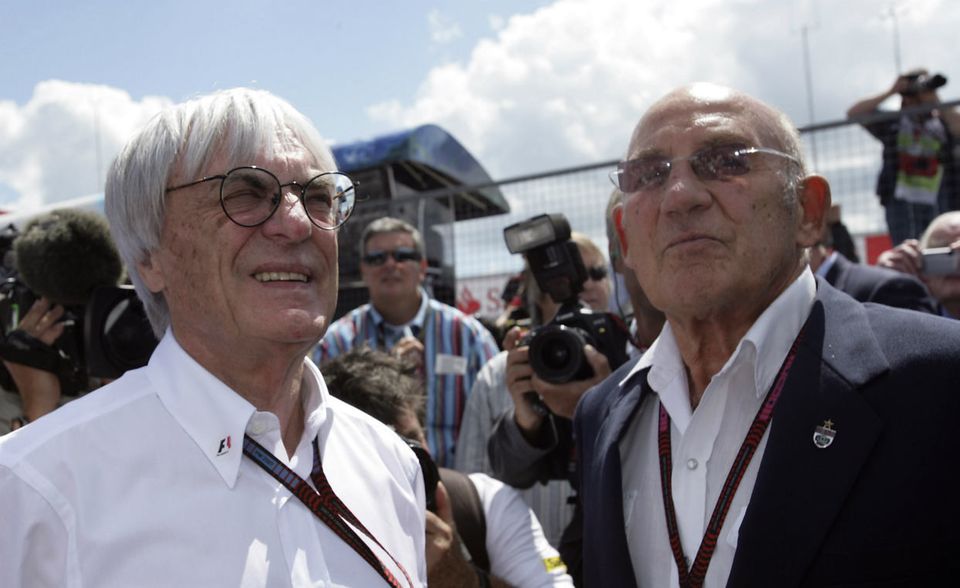 #7 Bernie Ecclestone und Familie: Sportbegeisterung, Geschäftssinn und eine gewisse Ruchlosigkeit machten Bernard „Bernie“ Ecclestone (links im Bild) zu einem der reichsten Männer des Sportgeschäfts. Der Spross einer britischen Arbeiterfamilie verließ mit 16 Jahren die Schule. Als langjähriger Vermarkter der Fomel-1-Weltmeisterschaft gehörte Ecclestone zu den schillernden Figuren des Rennzirkusses. „Forbes“ schätzt das Familienvermögen aktuell auf 3,3 Milliarden US-Dollar. Das bedeutet Platz 652 im globalen Milliardärsranking 2018 und Rang zehn in der Kategorie „Sport“.