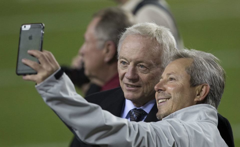 #3 Jerry Jones: Die US-Footballliga zieht Milliardäre an und macht Milliardäre. Ölgeschäftsmann Jerry Jones (links im Bild) kaufte 1989 den Club Dallas Cowboys für 150 Millionen Dollar. Das Team ist heute 4,2 Milliarden Dollar wert. „Forbes“ schätzt Jones' Privatvermögen auf 5,6 Milliarden Dollar. Das reicht für Platz drei der Sportmogul-Liste und bedeutet im allgemeinen Ranking der Superreichen Rang 321.