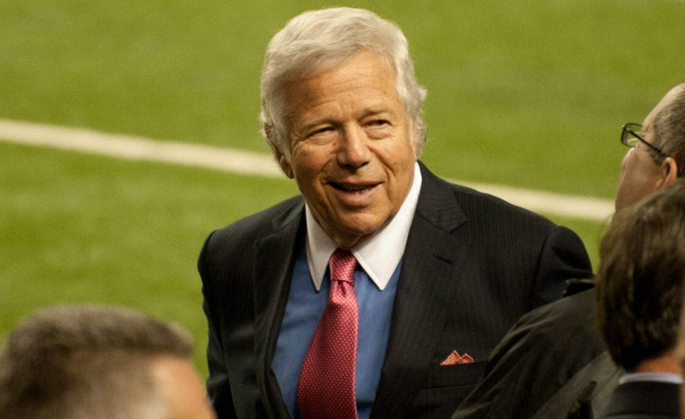 #2 Robert Kraft: Robert Kraft machte sein Vermögen in der Papier- und Verpackungsindustrie. Der Besitzer der Unternehmensgruppe The Kraft Group kaufte 1994 die NFL-Mannschaft New England Patriots für 172 Millionen Dollar. Ein echtes Schnäppchen. Der fünfmalige Super-Bowl-Gewinner der vergangenen 15 Jahre ist heute 3,7 Milliarden Dollar wert. Krafts Privatvermögen wird von „Forbes“ auf 6,2 Milliarden Dollar beziffert. Damit nimmt der Chef von Super-Quarterback Tom Brady Platz 281 unter den reichsten Unternehmern der Welt ein.