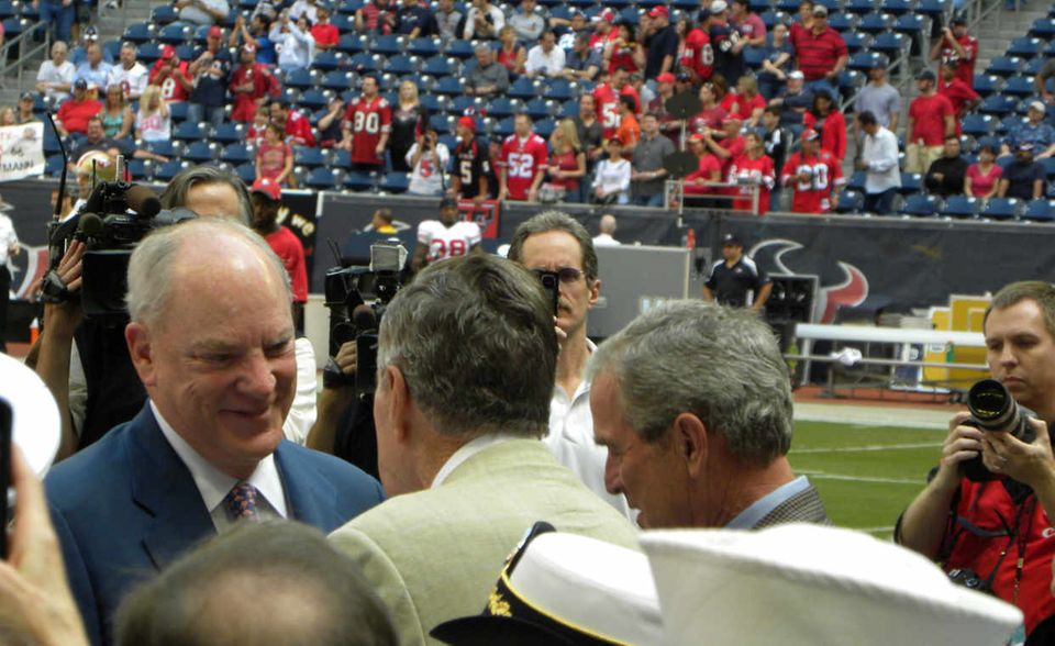 #6: Robert McNair: Für Robert „Bob“ McNair (hier mit George W. Bush) ist der Sport eher eine Zweitkarriere. 1999 verkaufte der US-Unternehmer seine Stromerzeuger-Firma Cogen Technologies für 1,5 Milliarden Dollar an Enron. 700 Millionen Dollar zahlte McNair an die National Football League (NFL), um in Houston im US-Bundesstaat Texas eine NFL-Mannschaft gründen zu dürfen. „Forbes“ schätzt den Wert der Houston Texans auf 2,8 Milliarden Dollar. McNairs Vermögen beläuft sich laut dem Magazin auf 3,8 Milliarden Dollar. Das macht ihn zum 588. reichsten Unternehmer der Welt.