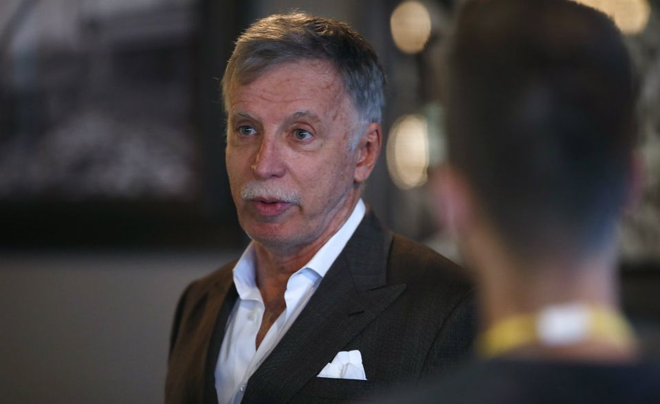 #1 Stanley Kroenke: Mit weitem Abstand auf Platz eins der Sportmogule liegt Stanley Kroenke. 8,3 Milliarden Dollar soll sein Vermögen betragen. Der Ehemann der Walmart-Erbin Ann Walton wurde mit Immobiliengeschäften reich. Kroenke ist Miteigentümer des Football-Clubs Los Angeles Rams. Außerdem gehören ihm unter anderem die Denver Nuggets (Basketball), die Colorado Avalanche (Eishockey) und die Colorado Rapids (Fußball). Und auch in Europa ist Kroenke aktiv: Er ist Mehrheitseigentümer des FC Arsenal London.