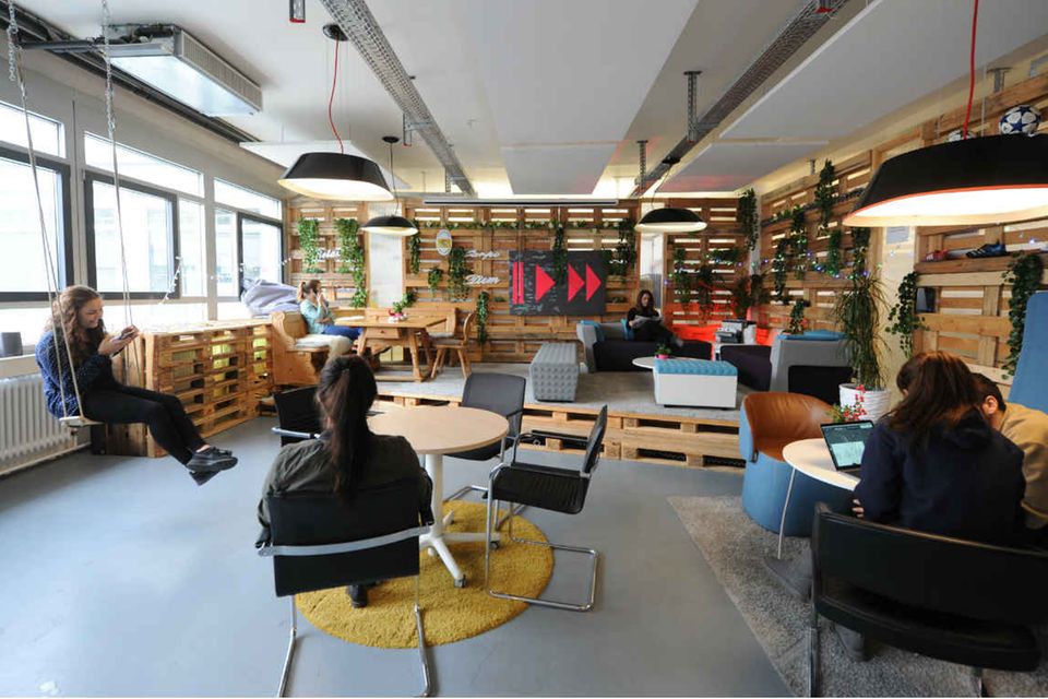 Coworking-Space und Begegnungsräume im Gemeinschaftsbürohaus "Smartvillage" in München