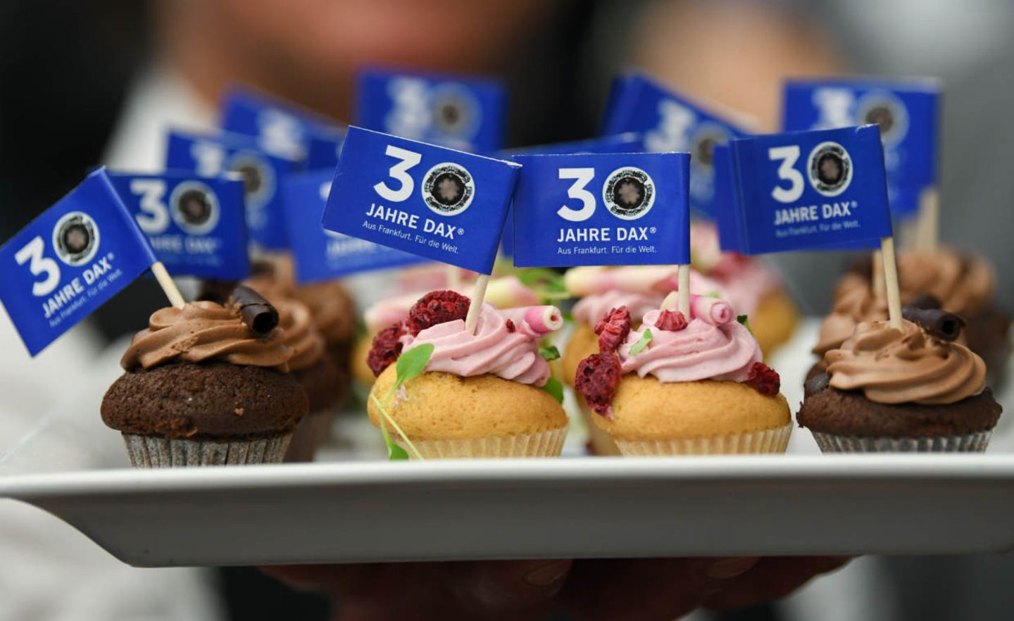 Runder Geburtstag: Törtchen mit kleinen Fähnchen und Aufschrift „30 Jahre Dax“ werden auf dem Parkett der Frankfurter Börse angeboten