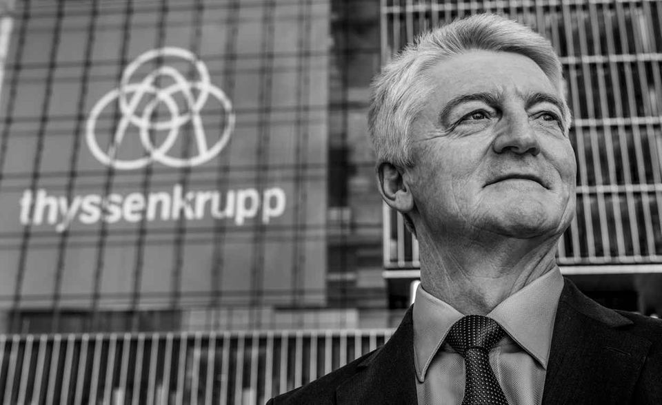 Am Gebäude Q1 des Hauptquartiers in Essen prangt das modernisierte Thyssenkrupp-Logo. Ende 2015 vorgestellt, will der Konzern mit dem neuen Markenauftritt ein Zeichen setzen, dass er sich verändert