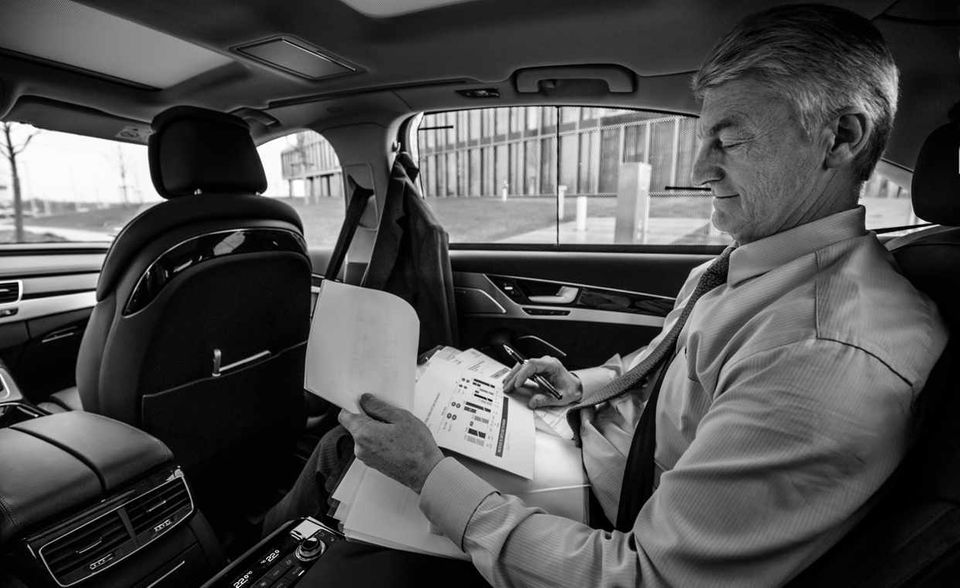 Thyssenkrupp hat sein Führungspersonal aus der Asien-Pazifik-Region nach Shanghai gerufen. Obwohl die Tagung in einem Luxushotel stattfindet, ist die Kleiderordnung lässig, Hiesinger trägt sogar eine Trainingsjacke. Ziel ist ein offener Austausch über Strategie und Ziele des Konzerns – und wie man die Missstände der Vergangenheit überwindet