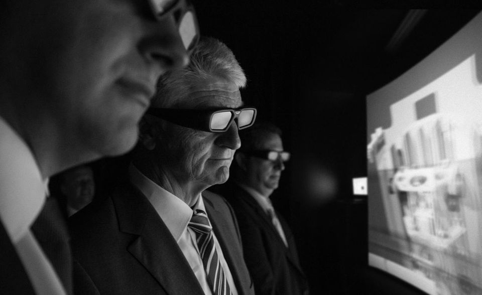 Im Forschungszentrum schaut Hiesinger eine 3-D-Präsentation über einen neuen Aufzugstyp. Der Konzern will seine Industriesparten stärken und die Abhängigkeit vom Stahl verringern