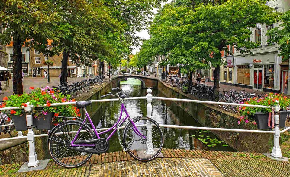 #2: Niederlande - Drei von vier Expats in den Niederlanden sind mit dem Verhältnis Arbeitszeit zu Freizeit zufrieden. Das beschert dem Land die Silbermedaille des Rankings. Im Durchschnitt arbeiten die Vollzeit-Fachkräfte aus dem Ausland hier 2,3 Stunden pro Woche weniger als im globalen Durchschnitt. „Das Leben ist stressfrei und sehr entspannt“, beschrieb ein Expat aus Kanada seine neue Heimat.