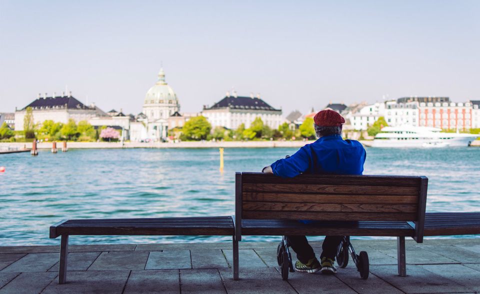 #1: Dänemark - „Ich schätze die Work-Life-Balance in Dänemark, die ich sonst nirgends auf der Welt bekomme“, schwärmte ein Expat aus Indonesien über seine neue Heimat. Eine Zufriedenheitsrate von 76 Prozent sichert Dänemark den Spitzenrang in dem Ranking von InterNations. Sicherlich auch ein Faktor für den Sieg: Mit 39,7 Wochenstunden in Vollzeit verbringen Expats in Dänemark unter allen Ländern der Top 10 am wenigsten Zeit mit der Arbeit.