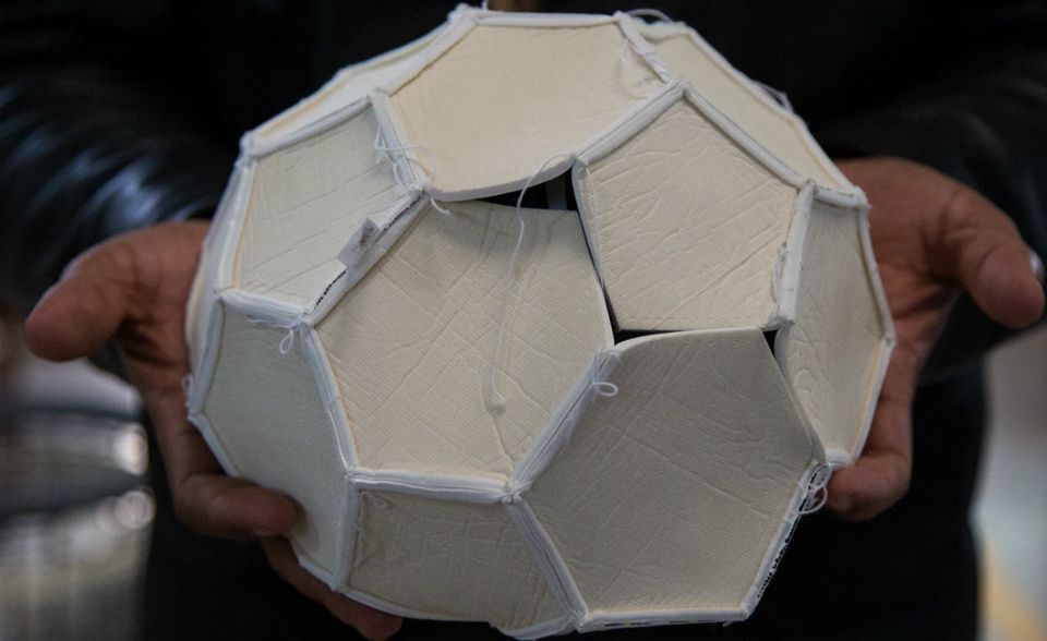 Ein frisch genähter Ball, bevor er umgestülpt und verschlossen wird