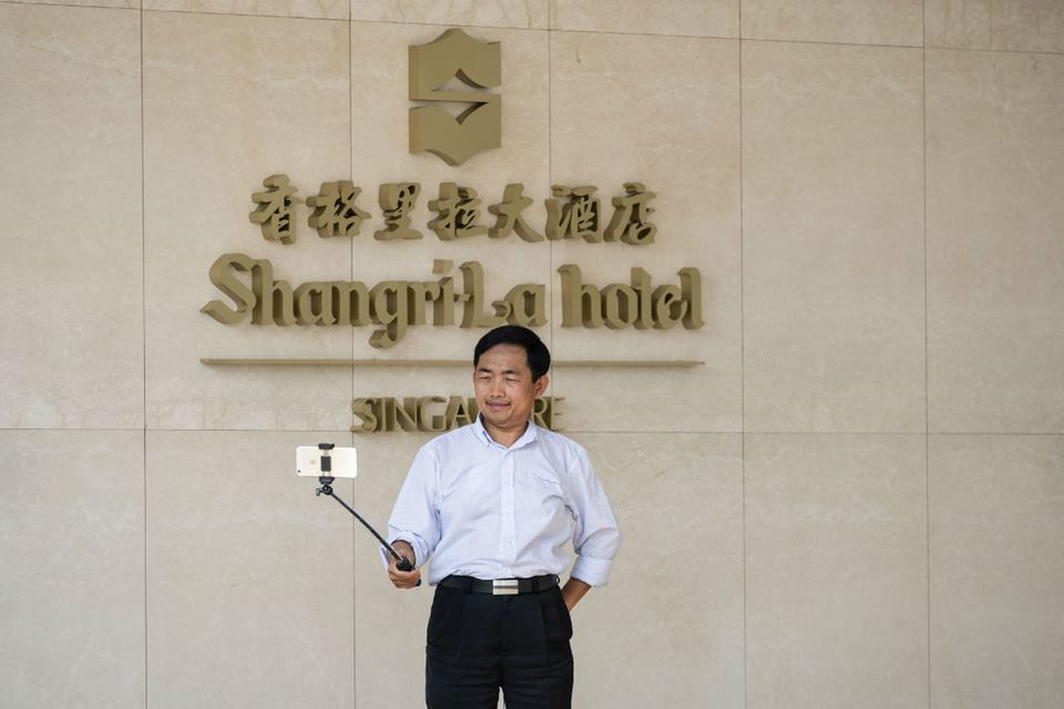 Den Anfang machte 1971 ein Hotel in Singapur. Seitdem hat der malaysische Unternehmer Robert Kuok sein Unternehmen mit Sitz in Hongkong zur größten Kette von Luxushotels in Asien gemacht. „Forbes“ führt Shangri-La Hotels and Resorts auf Platz 2881 seiner Liste der größten börsennotierten Unternehmen der Welt. Das reicht im Hotel-Ranking für den siebten Platz.