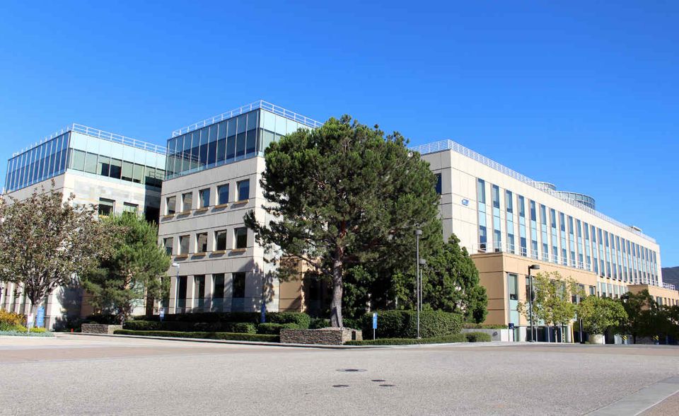 #10 Amgen: Die Abkürzung Amgen steht für Applied Molecular Genetics. Amgen ist das größte Biotechnologie-Unternehmen mit etwa 20.000 Mitarbeitern und Standorten auf der ganzen Welt (im Bild der Firmensitz in Thousand Oaks in Kalifornien). 2017 setzte das Unternehmen 20,6 Mrd. Euro um. Zwei Hauptsäulen im Medizingeschäft sind die Blockbuster (Medikamente mit einem Umsatz von über 1 Mrd. Euro) von Amgen Epogen (zur Behandlung von Blutarmut) und Neupogen (Mittel zur Bekämpfung von Infektionen während der Chemotherapie).