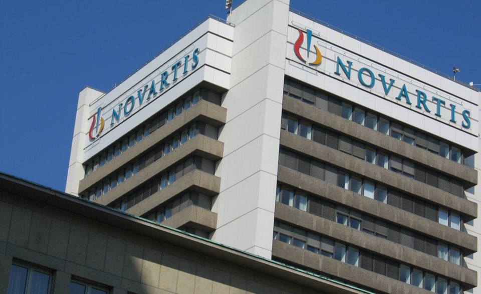 #6 Novartis: Das Schweizer Unternehmen war lange Zeit als potentieller Fusionspartner von GSK im Gespräch. Mittlerweile ist der Schweizer Konzern größer als der britische Konkurrent. Der Umsatz betrug 2017 mehr als 29 Mrd. Euro. Hervorgegangen ist das Unternehmen aus einem Konglomerat mehrerer Farbproduzenten aus dem 19. Jahrhundert. Der Zusammenschluss der beiden Firmen Sandoz und Ciba-Geigy zu Novartis war 1996 die bis dahin größte Fusion der Welt.
