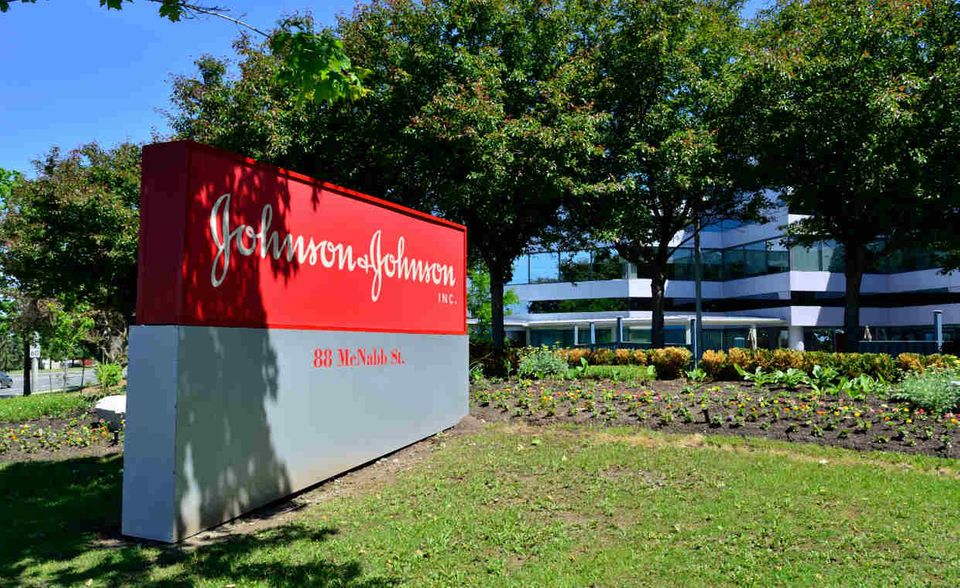 #3 Johnson & Johnson: Gerade so aufs Treppchen kommt das US-Unternehmen Johnson & Johnson. Die Pharmasparte des Konzerns, der auch als Konsumgüterhersteller bekannt ist, firmiert unter dem Namen Janssen Pharmaceutica. Im Jahr 2017 lag der Umsatz des Konzerns im Pharma-Bereich bei 32 Mrd. Euro.