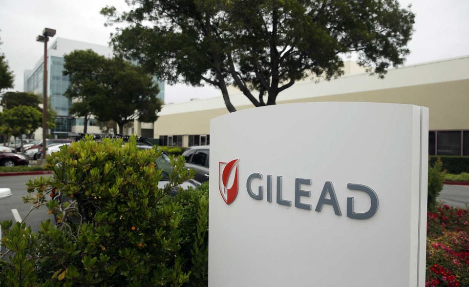 #9 Gilead Sciences: Das Unternehmen aus Kalifornien erzielte 2016 einen Umsatz in Höhe von 27,5 Mrd. Euro. Im vergangenen Jahr gingen die Erlöse dann auf 23 Mrd. Euro zurück. An dem Konzern wird immer wieder Kritik geübt, da für einige Produkte die Preise in keinem Verhältnis zu den Kosten standen. So kostete eine Zwölf-Wochentherapie zur Bekämpfung von Hepatitis-C 60.000 Euro, während die Herstellungskosten sich auf etwas mehr als 100 Dollar beliefen.