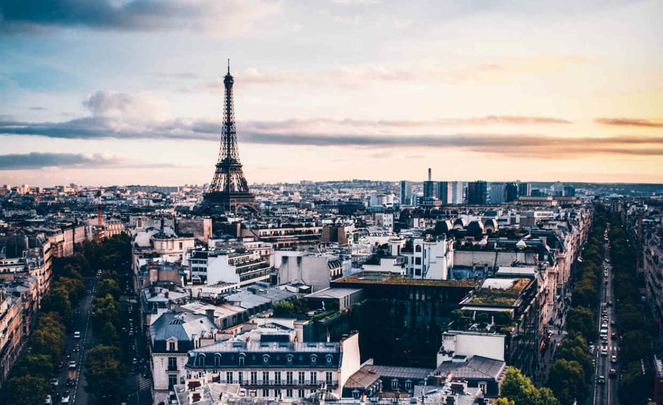Frankreich ist, trotz der allgemeinen ökonomischen Erholung der letzten Jahre und der Wirtschaftsreformen seines Präsidenten, mit einer Arbeitslosenquote von 9,3% noch auf Platz vier in der EU. Als besonders brisant erweist sich die hohe Jugendarbeitslosigkeit in den Metropolregionen.