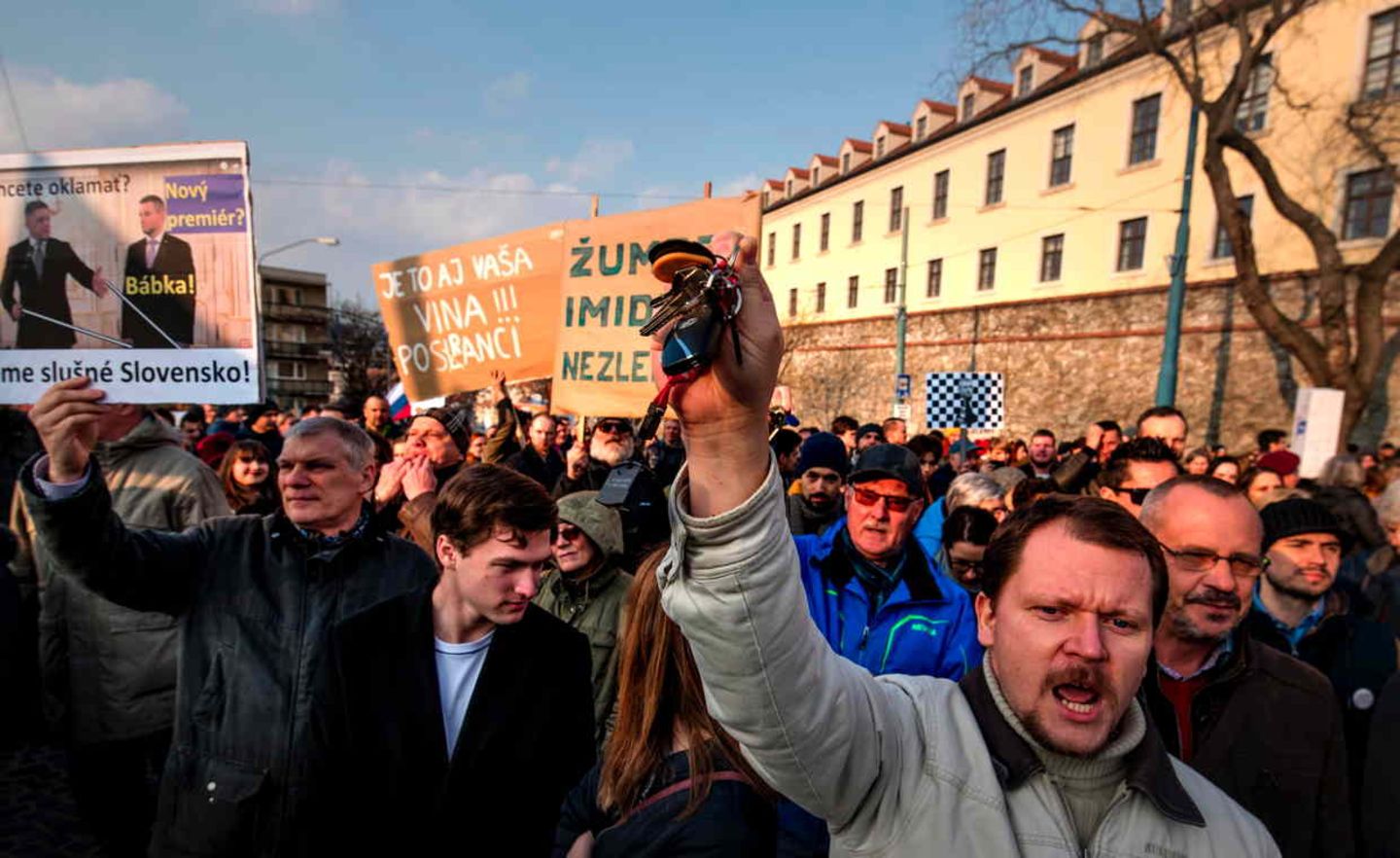 Zehntausende  Slowaken schickten im März 2018 ihre Regierung symbolisch nach Hause –    indem sie mit Schlüsseln rasselten, wie es die Menschen schon 1989 bei der Samtenen Revolution taten