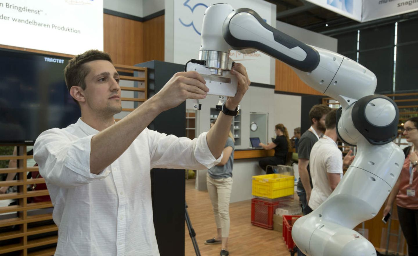 Ein Mitarbeiter des Deutschen Forschungszentrums fuer künstliche Intelligenz lehrt einen Roboterarm, selbstständig eine Bewegung auszuführen