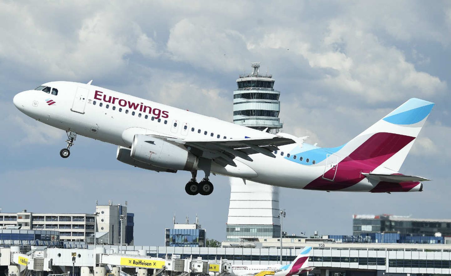 Eine Eurowings-Maschine landet auf dem Flughafen in Wien