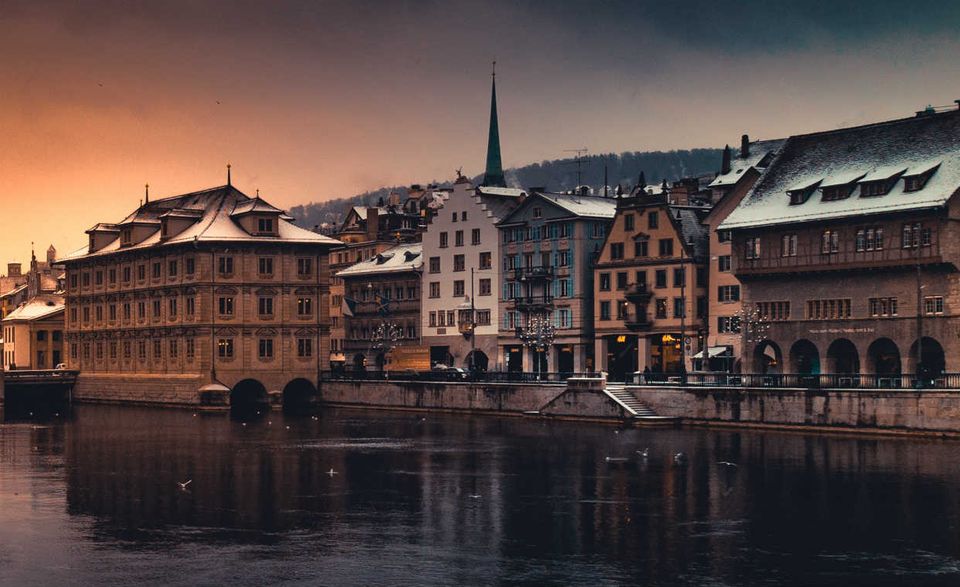 #1 Von früheren Zeiten ist Zürich zwar weit entfernt. Dennoch verteidigt der größte Finanzplatz der Schweiz seinen Status als Stadt mit dem höchsten Gehalt. 5764 Dollar verdienen Menschen hier umgerechnet im Schnitt netto. Auch wenn sich das erstmal nach sehr viel anhört, zum Leben benötigt man hier auch wesentlich mehr Geld als in anderen Städten.