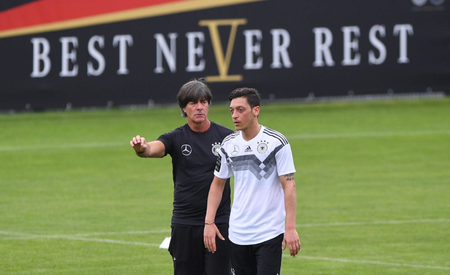 Nicht nur Bundestrainer Joachim Löw und Mesut Özil hatten über Jahre ein enges Verhältnis – sondern auch ihre Berater