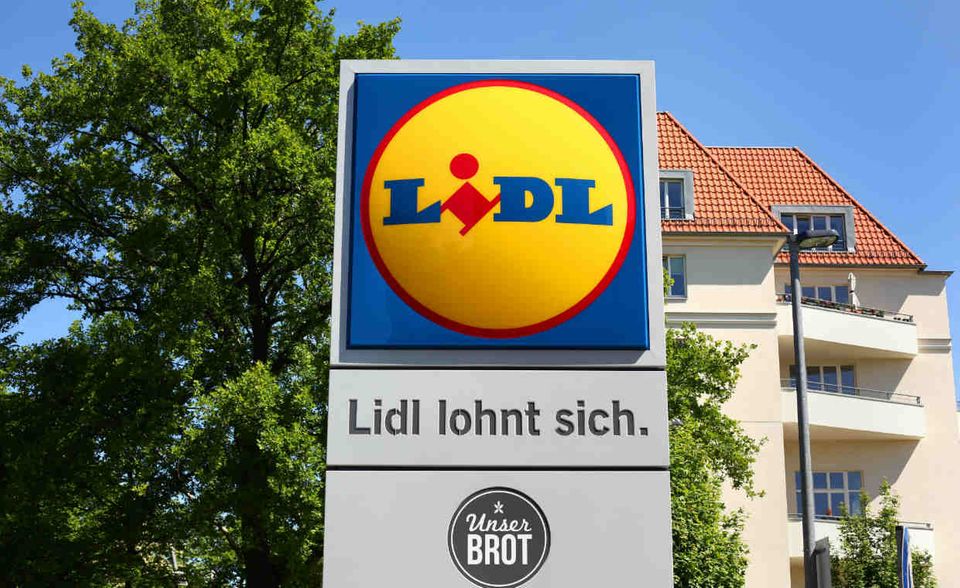 #3 Die Schwarz Gruppe (Umsatz 2017: 90,2 Mrd. Euro) wird von Dieter Schwarz geführt. Der Lidl-Gründer tritt in der Öffentlichkeit nicht auf, auch Fotos von ihm gibt es nicht. Umso bekannter ist das Logo des Discounters Lidl. Zur Gruppe gehören zudem die Kaufland-Supermärkte