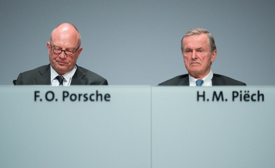 #1 Über die Porsche-Holding sind die Familien Piëch und Porsche die größten Anteilseigner von Volkswagen (Umsatz 2017: 230,7 Mrd. Euro). Im Aufsichtsrat sind die Familien unter anderem durch Ferdinand Oliver Porsche und Hans Michel Piëch vertreten