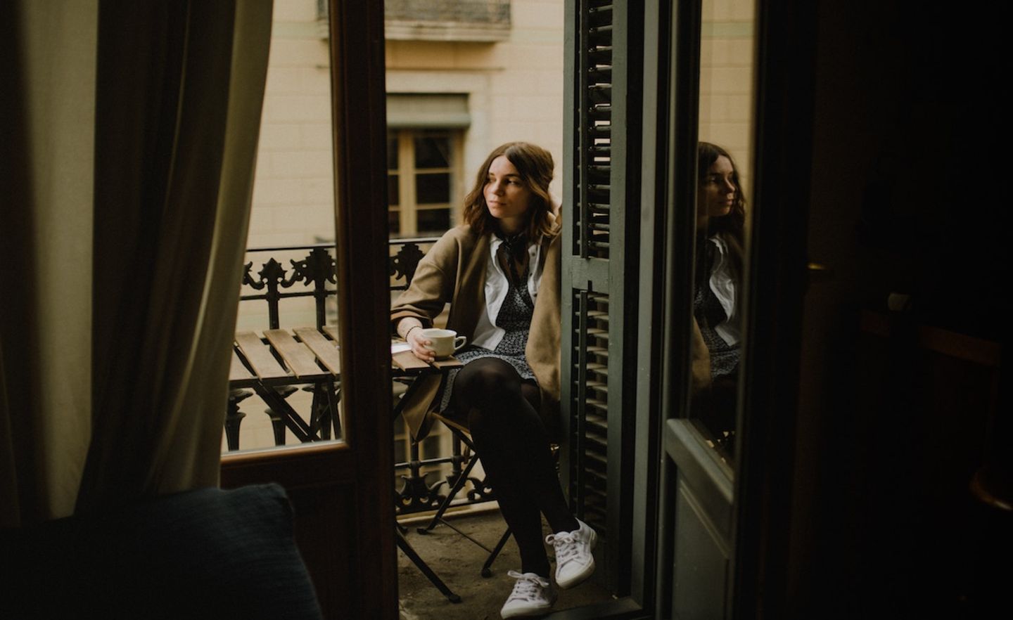 balkon-frau-wohnung-tasse-kaffee-entspannung