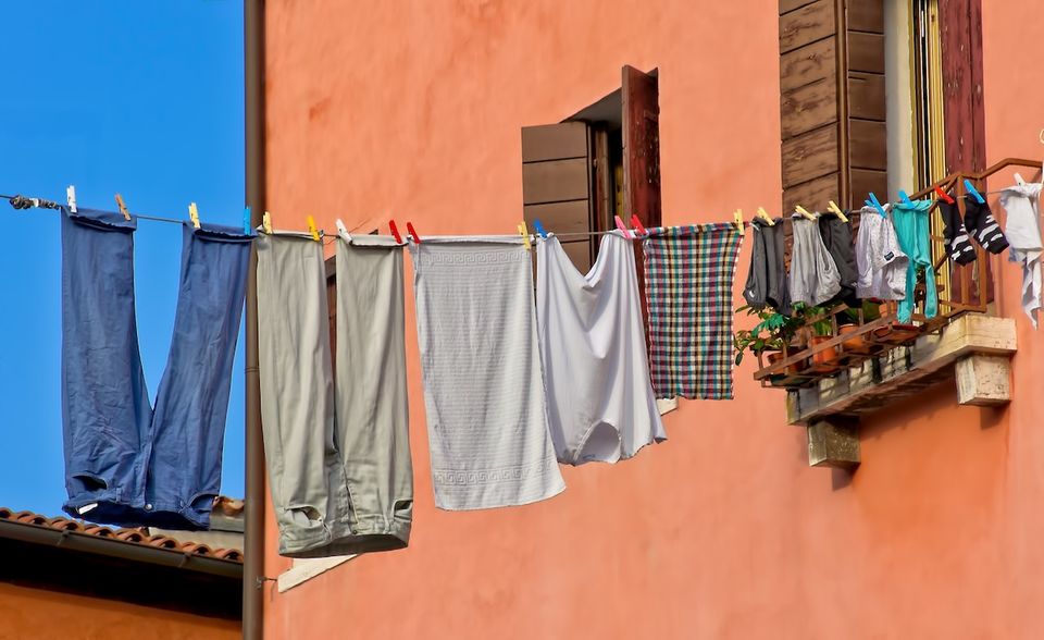wäsche-trocknen-wäscheleine-haus-fassade-fenster-himmel