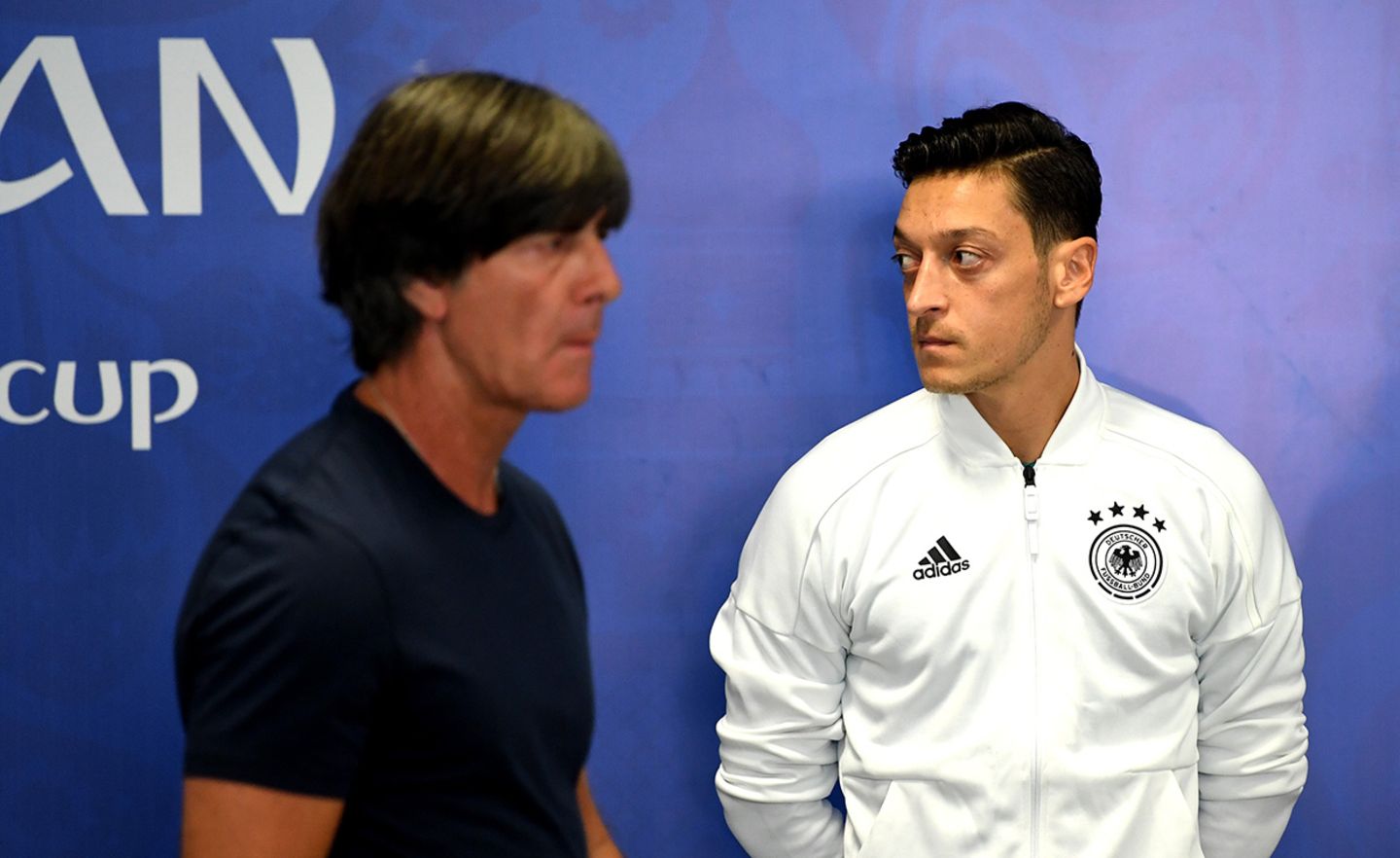 Mesut Özil und Joachim Löw vor dem WM-Spiel der Nationalmannschaft gegen Südkorea