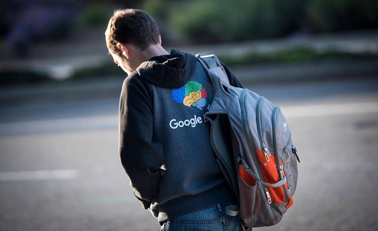 Ein junger Mann mit Google-Sweatshirt vor dem Hauptquartier der Suchmaschinen-Firma im Sillicon Valley