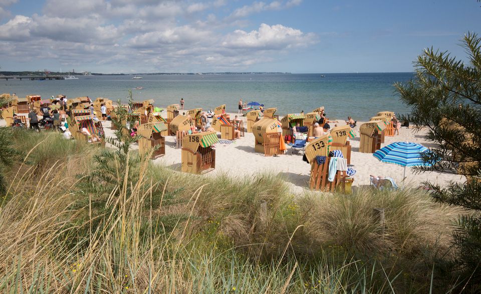 Bilderstrecke: Deutsche Tourismuswirtschaft: Last Minute braucht kein Mensch, wenn man schon auf Rügen Ballermann spielen kann. Wie der Bundesverband der Deutschen Tourismuswirtschaft berichtet, werden mehr Kurztrips unternommen und die Heimat dem Mittelmeer vorgezogen. Dafür ist es an den eigenen Stränden genauso voll wie auf Mallorca. Deutsche Tourismuswirtschaft: Last Minute braucht kein Mensch, wenn man schon auf Rügen Ballermann spielen kann. Wie der Bundesverband der Deutschen Tourismuswirtschaft berichtet, werden mehr Kurztrips unternommen und die Heimat dem Mittelmeer vorgezogen. Dafür ist es an den eigenen Stränden genauso voll wie auf Mallorca.