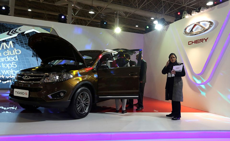 Ein in Iran von dem chinesischen Autobauer Chery mit dem Staatsbetrieb Khodro montierter "China Car", der Teggo 5. China steht bereit, das Vakuum zu füllen, wenn europäische Hersteller sich von Kooperationen wieder zurückziehen.