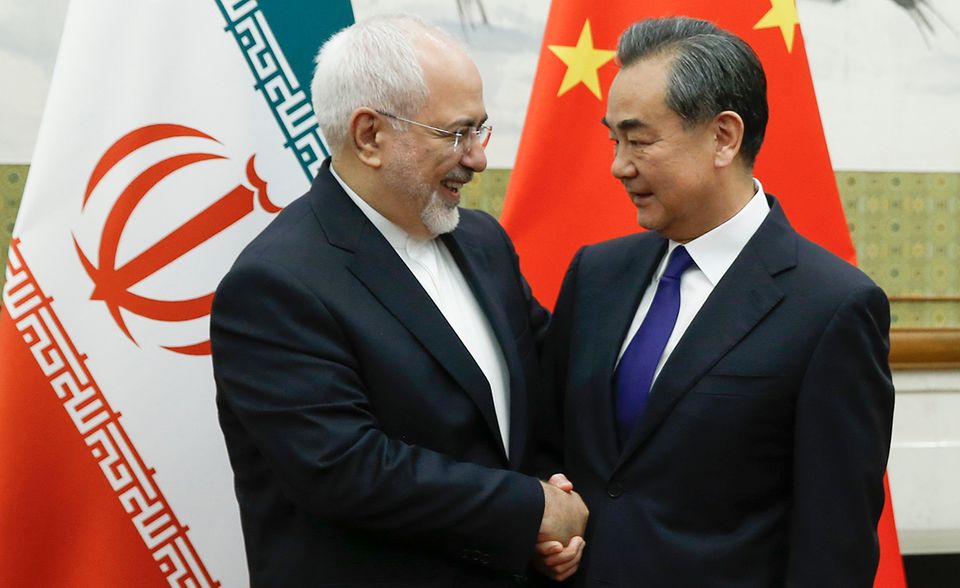Verlässliche Partner: Chinas Außenminister Wang Yi empfängt den iranischen Amtskollen Mohammad Javad in Peking zum Gespräch über die Rettung des Atomabkommens ohne die USA.