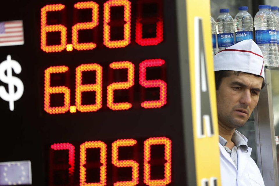 Die türkische Lira verliert gegenüber dem Dollar stark an Wert