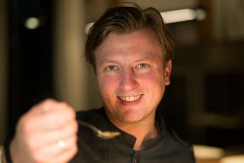 Kevin Fehling ist seit 2015 Inhaber und Küchenchef des Restaurants The Table in Hamburg, das noch im Eröffnungsjahr drei Michelin-Sterne bekam.