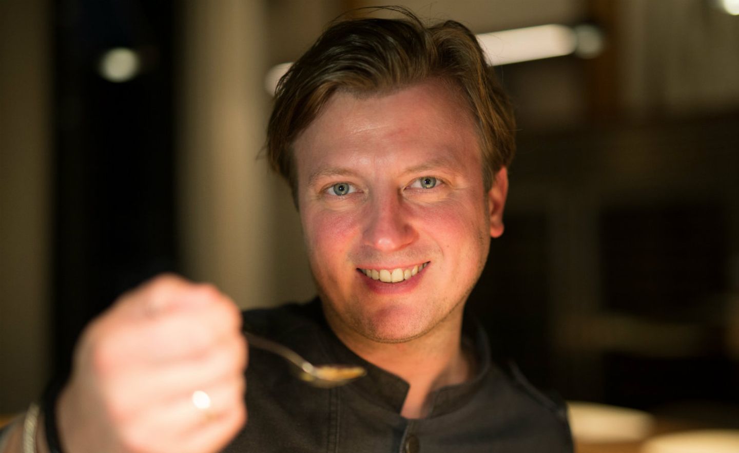 Kevin Fehling ist seit 2015 Inhaber und Küchenchef des Restaurants The Table in Hamburg, das noch im Eröffnungsjahr drei Michelin-Sterne bekam.
