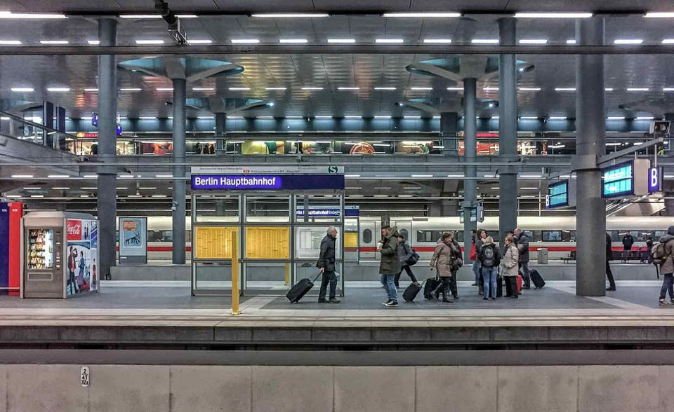 #1 Berlin ist auch in punkto Smartness die Hauptstadt Deutschlands. Der Sieg fiel aber knapp aus. Berlin liegt in der Gesamtpunktzahl gerade einmal 0,03 Punkte vor Hamburg. WLAN-Hotspots, innovative Wirtschaft und Car-Sharing sicherten unter anderem den Sieg. Bei der Surfgeschwindigkeit – mobil und stationär – darf es in Berlin aber noch flotter zugehen.