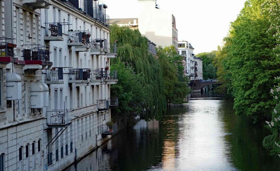 #2 Im Smart-Cities-Index 2017 reichte es für Hamburg weltweit für Rang 14. Im nationalen Vergleich hat die Hansestadt den Sieg nur knapp verpasst. Öffentliche Verkehrsmittel, Lebensqualität und eine rundweg gute Bewertung der Experten bedeuten für die Elbmetropole Platz zwei in Deutschland.