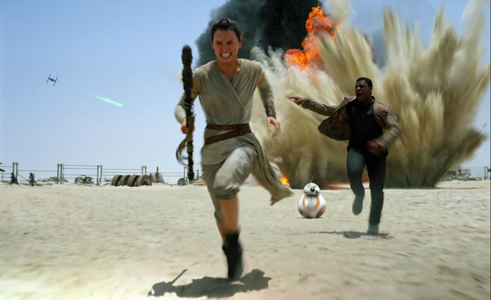 Star Wars - Das Erwachen der Macht #3 „Star Wars: Das Erwachen der Macht“ - 2,07 Mrd. Dollar: „Star Wars“-Fans sind nicht nachtragend. Sie ließen sich jedenfalls nicht von George Lucas' Prequel-Trilogie abschrecken und strömten 2015 weltweit in Massen in die Kinos. Ihre Hoffnung wurde nicht enttäuscht. Regisseur J. J. Abrams verpasste der legendären Filmreihe einen gelungenen Neuanfang – und Auftraggeber Disney eine stabile Basis für ein zweites Mega-Franchise neben den Avengers.