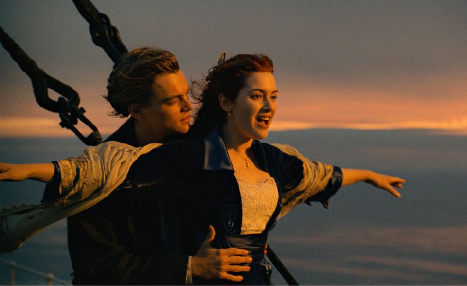 #2 „Titanic“ - 2,19 Mrd. Dollar: Männlich, Teenager, weiß: Auf diese Zielgruppe werden in Hollywood heutzutage die meisten potenziellen Blockbuster zugeschnitten. Dabei könnte der Erfolg von „Titanic“ vor 20 Jahren zeigen, dass actionreich inszenierte Romantik Männer und Frauen sämtlicher Altersklassen anspricht. Regisseur James Cameron wurde mit seinem Drama zum König der Welt – bis …