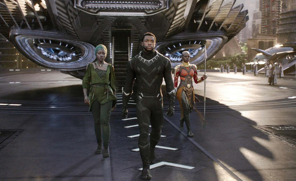 #9 „Black Panther“ – 1,35 Mrd. Dollar: Die Marvel-Comicverfilmung ist der erste Streifen mit einem schwarzen Superhelden in der Hauptrolle. Chadwick Boseman spielt den Black Panther. Obwohl der Film erst im Februar 2018 veröffentlicht wurde, schaffte er schon den Sprung in die Top Ten der erfolgreichsten Kinofilme.
