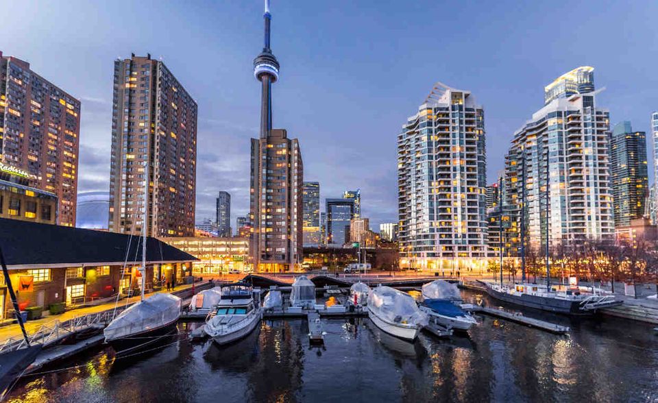 #9 Toronto ist aus ökonomischer Sicht die wichtigste Stadt in Kanada. 17,3 Prozent des Bruttoinlandsprodukts wurden allein in der Metropolregion Toronto erwirtschaftet. Damit sind die Bewohner hier etwas umtriebiger als im Rest des Staates. In Toronto lebten 2014, im Jahr der Datenerhebung, 16,8 Prozent der kanadischen Bevölkerung.