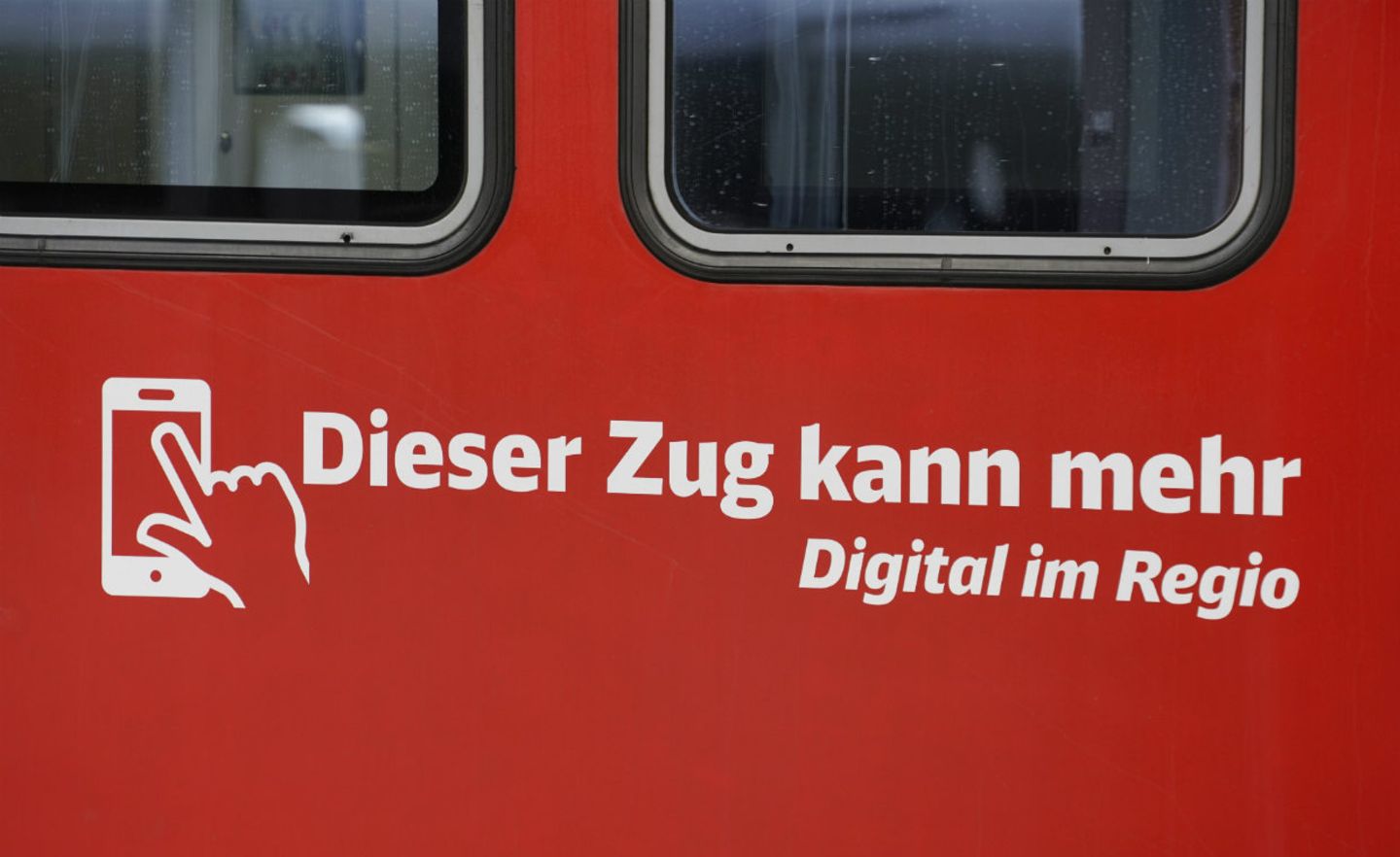 Regionalzug der Deutschen Bahn mit digitalen Angeboten