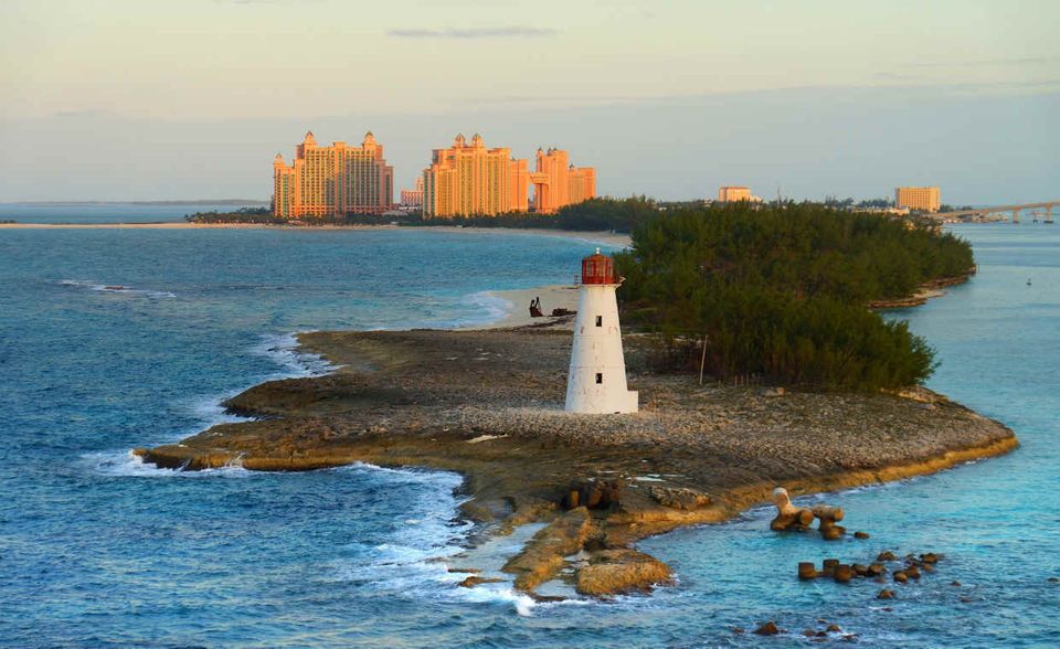 Die Bahamas landeten wie die Cayman Islands auf der Schwarzen Liste der Steueroasen, die die EU-Kommission Anfang 2016 vorgelegt hat. Der Banken- und Finanzsektor ist nach dem Tourismus der wichtigste Wirtschaftszweig der ehemaligen Kronkolonie, die nördlich von Kuba liegt. Neben der Einkommensteuer verzichten die Bahamas auch auf Körperschaftsteuer und Kapitalertragsteuer.