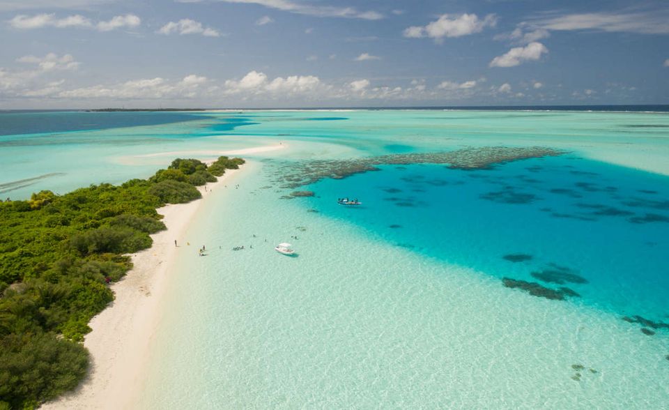Die Cayman Islands zählen zu den bekanntesten Steueroasen weltweit. Steuerflüchtlinge und Hedge Fonds lieben die Inselgruppe in der Karibik, die zum britischen Übeseegebiet des Vereinigten Königreichs gehört. Das Land finanziert sich ausschließlich über Verwaltungsgebühren und Zollabgaben. Das bedeutet auch: Die Bürger zahlen keine Lohnsteuer.