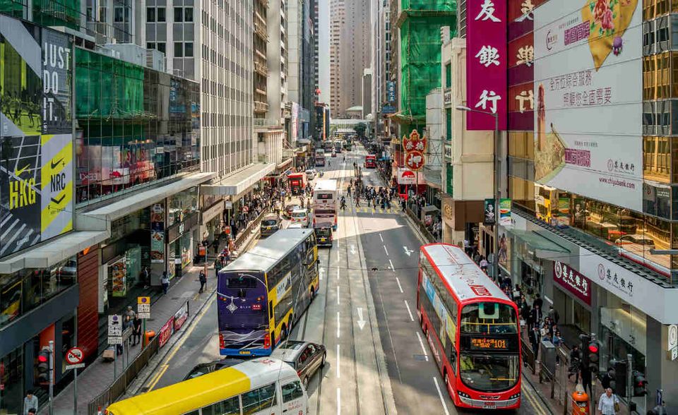 #2 Die ehemalige britische Kronkolonie bleibt auch über 20 Jahre nach der Übergabe an China ein boomender Finanzplatz. 68 Milliardäre lebten laut „Forbes“ 2016 in der chinesischen Sonderverwaltungszone. Ihr kombiniertes Vermögen belief sich demnach auf 261,3 Milliarden Dollar. Mehr als ein Zehntel davon (27,1 Milliarden Dollar) entfielen allein auf Li Ka-shing. Der Schulabbrecher und Self-made-Miliardär ist auch 2018 mit 90 Jahren weiterhin der reichste Unternehmer in Hongkong.
