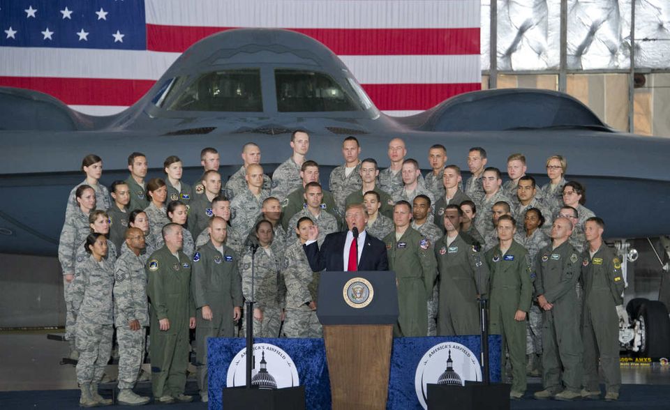 #1 Die USA bleiben laut SIPRI unangefochten das Land mit den größten Militärausgaben der Welt. Die Bilanz 2017: 610 Mrd. Dollar – 35 Prozent der weltweiten Militärausgaben. Zwar lag das Budget der USA im Vergleich zu 2008 um 14 Prozent niedriger (der Anteil am Bruttoinlandsprodukt sank von 4,2 auf 3,1 Prozent). 2017 könnte aber eine Trendwende markieren. SIPRI zufolge waren die US-Militärausgaben seit 2010 jedes Jahr gefallen. 2017 aber blieben sie erstmals wieder auf Vorjahresniveau.